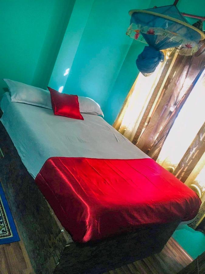 Tiger Corner Inn Homestay Sauraha Extérieur photo